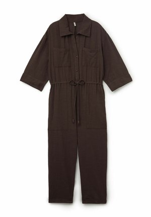 Combinaison marron à manches longues avec col, fermeture boutonnée à l'avant, taille réglable par cordon, deux poches poitrine et deux poches latérales.