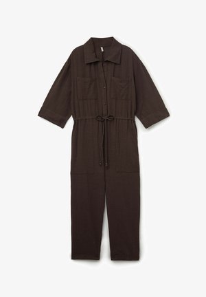 Combinaison marron à manches longues avec col, fermeture boutonnée à l'avant, taille réglable par cordon, deux poches poitrine et deux poches latérales.