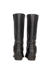 Botas de cuero negro hasta la rodilla con una textura suave, cierre de cremallera y correas decorativas en el tobillo. Tacón bajo apilado. Diseño simple y elegante.