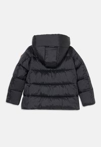 Zwarte pufferjack met capuchon, quilted ontwerp en elastische manchetten. Gladde textuur met een lichtgewicht uitstraling. Geen zichtbare hardware.