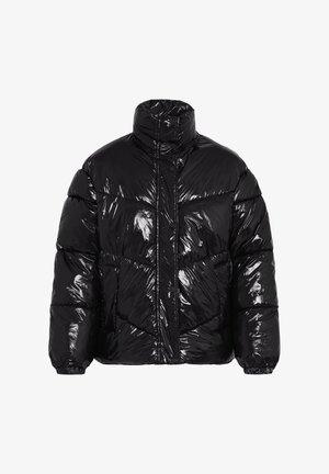 Doudoune noire avec un col montant, finition brillante, design matelassé et poignets élastiques. Dotée de boutons-pression à l'avant et de deux poches latérales.