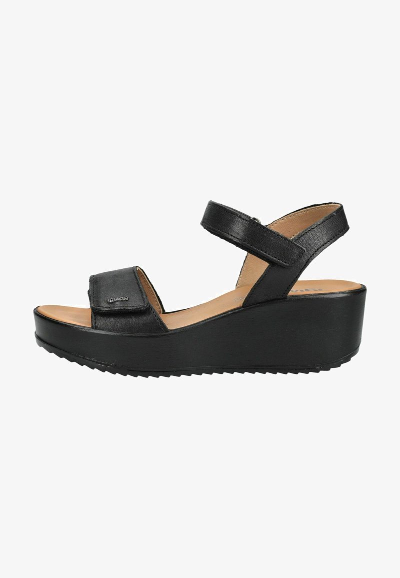 Černá kožená klínová sandála s nastavitelnými pásky na kotníku a vpředu, béžová stélka a texturovaná podrážka pro lepší přilnavost.