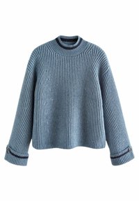 Sininen ribbattu neulepusero, jossa on pyöreä kaula-aukko, laskeutuvat olkapäät ja leveät hihat, joissa on nappikoristeet ja tummansininen raita hihansuissa.