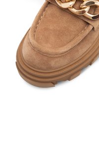 Hnedé semišové loafery s robustnou gumovou podrážkou a zlatým reťazcom na vrchu. Majú zaoblenú špičku a textúrované detaily.