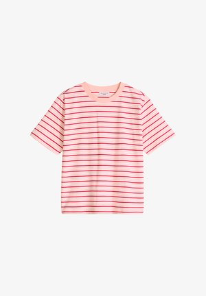 Lichtroze T-shirt met korte mouwen, met gelijkmatig verdeelde horizontale rode en donkerroze strepen en een effen roze ronde hals.