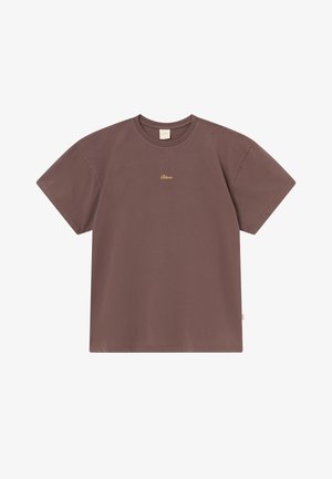 Braunes Baumwoll-T-Shirt mit kurzen Ärmeln, rundem Ausschnitt und einem kleinen goldenen Logo auf der Mitte der Brust. Weiche Textur und lockere Passform.