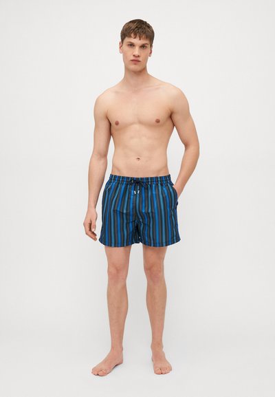 Shorts de bain rayés bleus et noirs avec une taille élastique, fermeture à cordon de serrage et poches latérales, fabriqués en tissu léger.