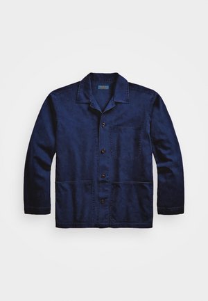 Granatowa kurtka wykonana z dżinsu, z kołnierzykiem, z przodu na guziki, z kieszenią na piersi oraz dwiema dolnymi kieszeniami z kontrastowym przeszyciem.
