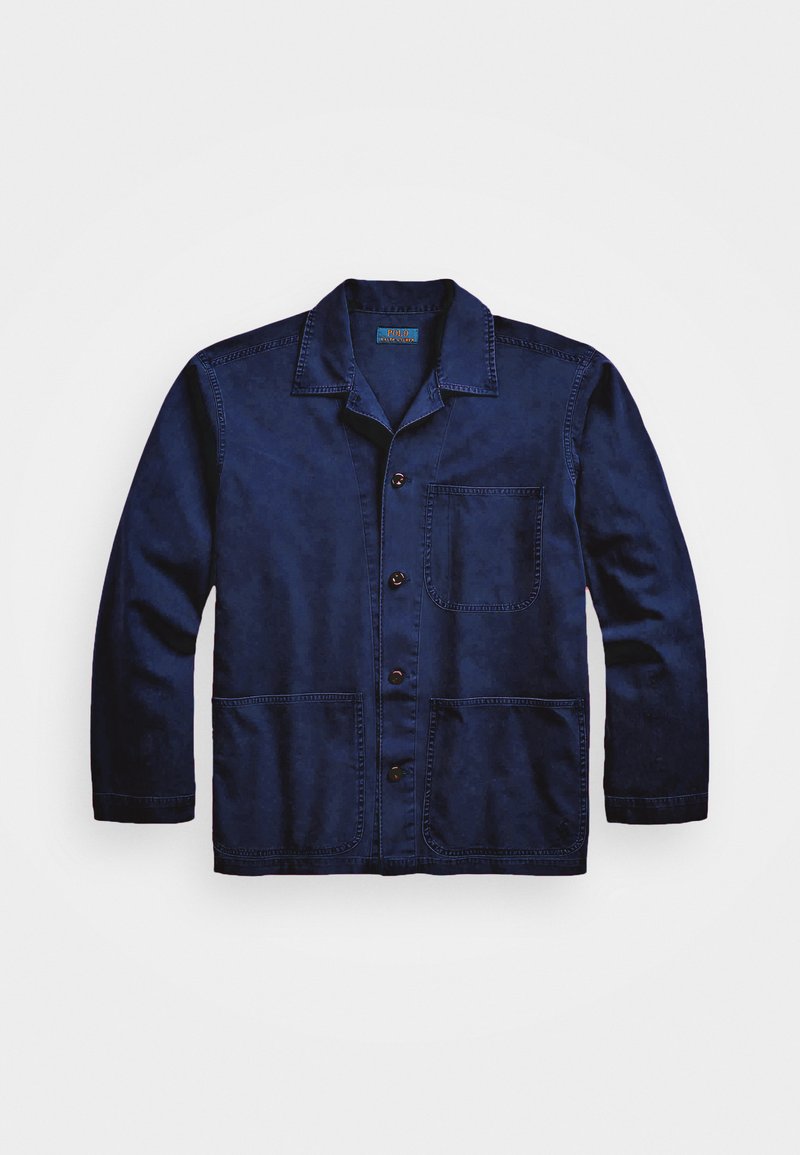 Mørkeblå jakke lavet af denim, med kravehals, frontknapper, en brystlomme og to nederste lommer med kontrasterende syninger.