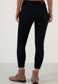 LELA Vaqueros pitillo - navy blue
