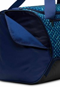 Marineblauwe duffeltas met een gegolfde bovenkant in blauw tinten. Voorzien van een hoofdcompartiment met rits en een gestructureerde stofafwerking.
