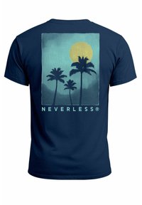 Navy-T-Shirt mit einem Grafikdesign von Palmen vor einem Sonnenuntergang, beschriftet mit "NEVERLESS®" am unteren Rand. Weiches, strandinspiriertes Design.