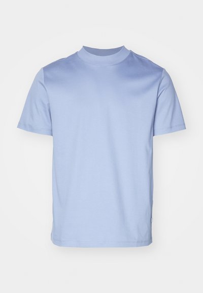 Tricou scurt cu manșon, de culoare albastru deschis, cu guler înalt și fabricat din bumbac moale. Dispune de un design curat și simplu, fără logo-uri vizibile.