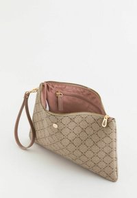 Beige pouch taske med et struktureret mønster, guldfarvede detaljer og en brun inderside; har en håndledsrem og lynlåslukning.