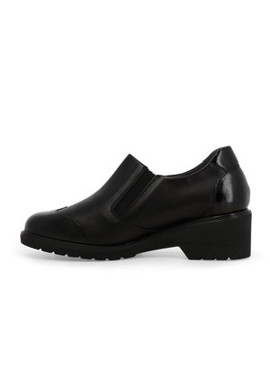 Scarpe slip-on nere in pelle con punta arrotondata, pannelli laterali elastici e tacco a zeppa testurizzato. Caratterizzate da finiture lisce e lucide.