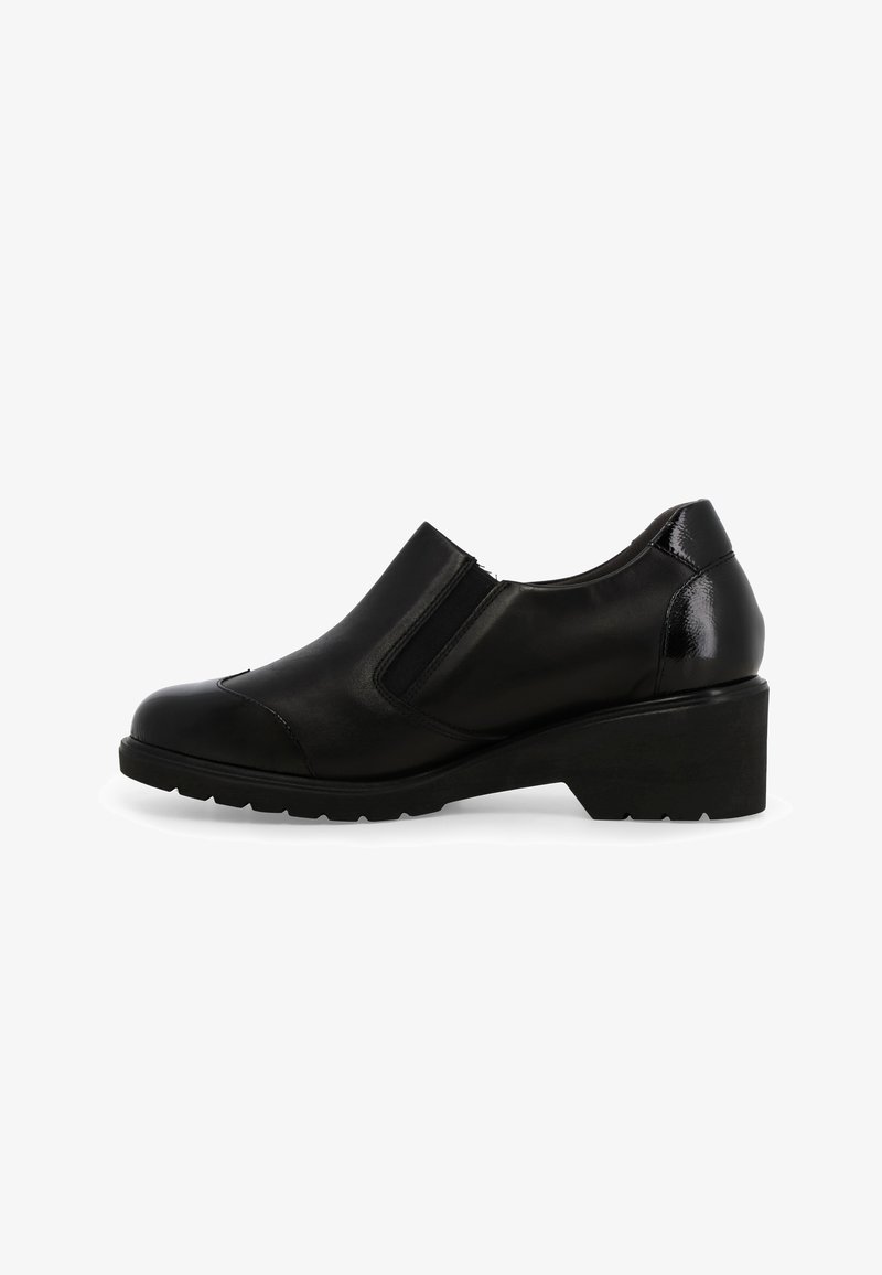 Scarpe slip-on nere in pelle con punta arrotondata, pannelli laterali elastici e tacco a zeppa testurizzato. Caratterizzate da finiture lisce e lucide.