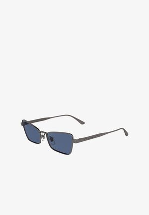 Metall-Sonnenbrille mit einem schlanken, kantigen Design. Dunkelblaue Gläser und dünne silberne Bügel mit strukturierten Akzenten. Minimalistischer Stil.