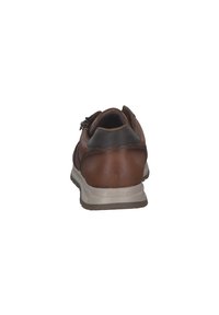 Scarpe in pelle marrone con un design elegante, caratterizzate da un tacco in pelle scura a contrasto, una suola di colore chiaro e una chiusura a zip sul lato.