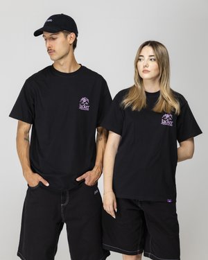 Camisetas de algodón negras con un logo morado en el pecho. Ambos llevan pantalones cortos negros. Diseño simple con mangas cortas y cuellos redondos.