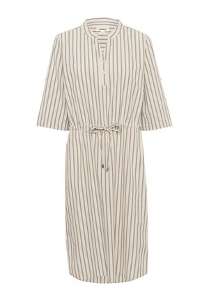 Vestido beige hasta la rodilla con rayas verticales negras, mangas tres cuartos, una botonera frontal y un cordón atado a la cintura.