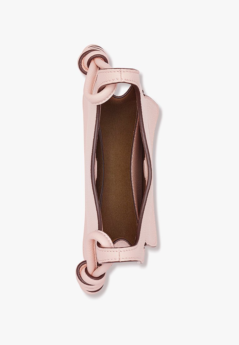 Rosa Lederhandtasche mit einem braunen Innenraum, ausgestattet mit einem einzigartigen gedrehten Griffdesign und einer offenen Silhouette für einfachen Zugang.