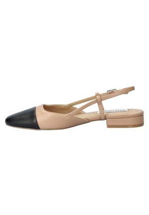 Chaussure plate beige en cuir à bride arrière avec bout pointu noir et petit talon bloc, dotée d'une fine sangle de cheville réglable avec boucle.