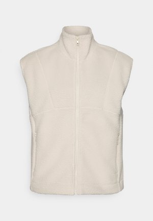 Weißer Fleece-Weste mit hohem Kragen, Reißverschluss vorne und seitlichen Taschen. Mit strukturiertem Stoff und ärmellosem Design.