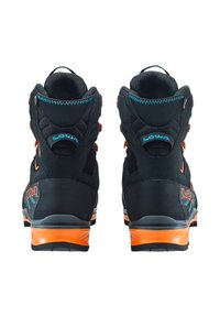 Zwarte wandelschoenen met oranje accenten, gevoerde enkelsteun, robuuste zool en een kenmerkend merklogo aan de zijkant.