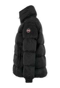 Czarna puchowa kurtka z wysokim kołnierzem, bocznym zamkiem błyskawicznym, elastycznymi mankietami oraz okrągłą łatą z logo na lewym rękawie. Teksturowany, pikowany fason.