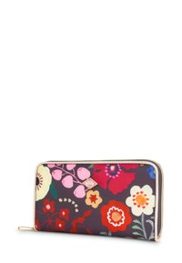 Bloemrijke ritsportemonnee in donkerviolet stof, met levendige rode, roze en witte bloemen, voorzien van een gouden logo en beige ritssluiting.