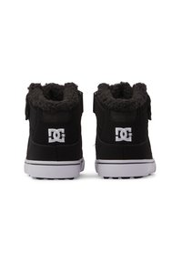 Zwarte high-top sneakers met een textuur van wol aan de binnenkant, een witte rubberen zool en een kenmerkend DC-logo op de hiel. Voorzien van een verstevigde enkel.