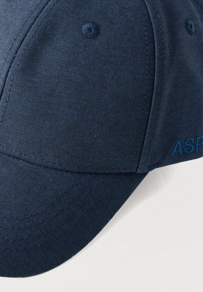 Σκούφος μπέιζμπολ σκουρομπλε με ραμμένες οπές αερισμού και μερική κεντημένη επιγραφή "ASP" στο πλάι, εμφανίζεται σε λευκό φόντο.