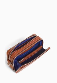 Portafoglio in pelle marrone con più scomparti, dotato di un interno blu navy e cerniere argentate. I dettagli della cucitura a contrasto accentuano il design.