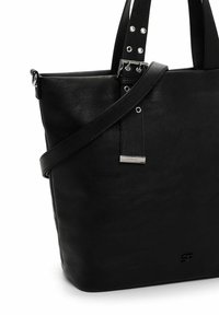 Must musträkk mustriga mustriga musta nahast käekott hõbedaste detailidega, millel on kaks ülemist käepidet ja eemaldatav õlalihas. Sile tekstuur, minimaalne brändingu detail.