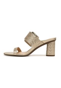 Goudkleurige sandalen met hakken, een gestructureerde geweven bovenkant en een brede voetholte. De blokhak heeft een patroonontwerp. Vlakke zool en open teen.