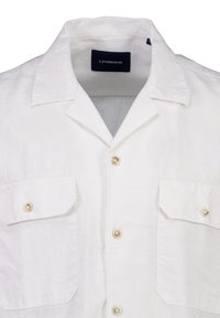 Camicia di lino bianca con maniche corte, due tasche frontali e colletto. Presenta bottoni chiari e una finitura in tessuto testurizzata.