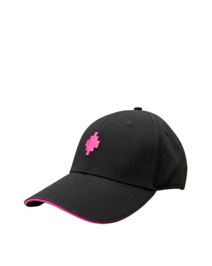 Cappellino da baseball nero con un emblematico croce pixelata rosa davanti e bordo rosa lungo il bordo della visiera curva.