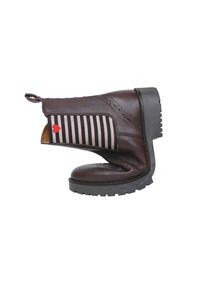 Braune Leder-Stiefelette mit einer dicken schwarzen Gummisohle, die mit einem gestreiften elastischen Einsatz und einem dekorativen roten Herzdetail versehen ist.