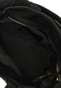 Borsa in pelle nera con chiusura a zip dorata. L'interno presenta una fodera in tessuto liscio e una tasca laterale a scomparsa.