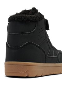 Sort høj-top sko med en fuzzy sort foring, glat syntetisk overdel, perforeringer for åndbarhed og en tekstureret gummisko.