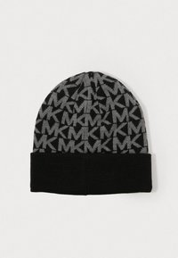 Bonnet tricoté en noir et gris avec un motif "MK" répétitif. Le revers est entièrement noir, offrant chaleur et style supplémentaires.