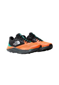 Zapatillas de trail running con parte superior de malla negra, acentos en naranja brillante, detalles en turquesa y una suela de goma texturizada en gris.