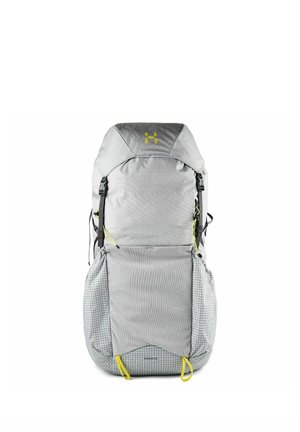 Zaino da trekking grigio chiaro con cinghie nere, linguette gialle e motivo a griglia sulle tasche inferiori e sul fondo.