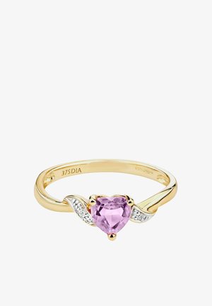 Auksinis žiedas su širdies formos rožiniu akmeniu centre, akcentuotas sidabriniais bangų raštais su mažais skaidriais akmenimis.