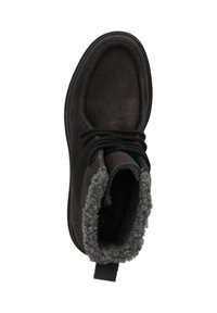 Bottine noire en daim avec une doublure en polaire grise, bout rond et lacets noirs. Comprend une languette à l'arrière pour un enfilage facilité.