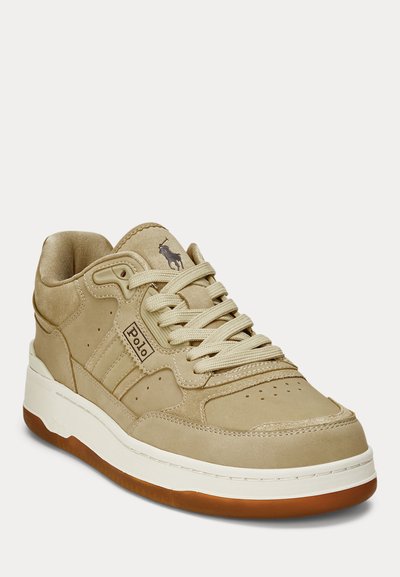 Μπεζ σουέτ αθλητικά παπούτσια με τρυπητή μύτη, επίπεδα κορδόνια και επενδεδυμένο περιθώριο. Διαθέτουν καφέ καουτσούκ σόλα και ένα μικρό κεντητό λογότυπο.