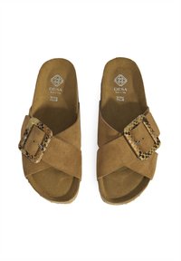 Sandales à glissière en daim brun avec un design à bande croisée, dotées d'une grande boucle à motifs avec un aspect peau de serpent. Doublure intérieure douce.