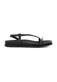 Zwarte platte sandalen hebben een minimalistisch ontwerp met dunne, verstelbare bandjes en een vierkante metalen accent bij de teen. Glad, matte textuur.