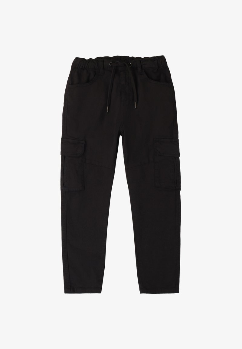 Pantalones cargo negros fabricados en algodón duradero. Cuentan con una cintura elástica, cordón, dos bolsillos laterales tipo cargo y un corte relajado.