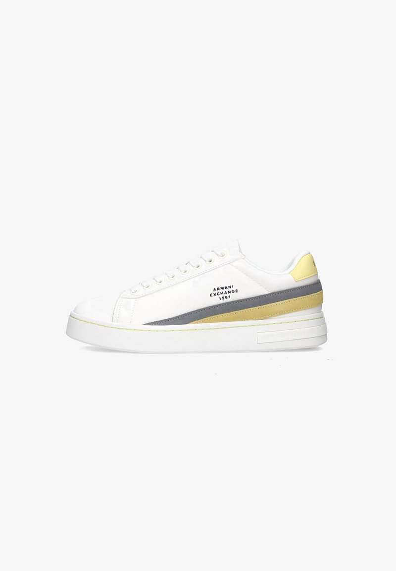 Sneaker in pelle bianca con accenti grigi e gialli, punta rotonda, suola piatta, logo stampato sul lato e chiusura con lacci.